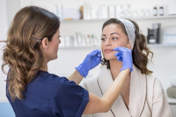 female-doctor-operating-patient-beauty-treatment